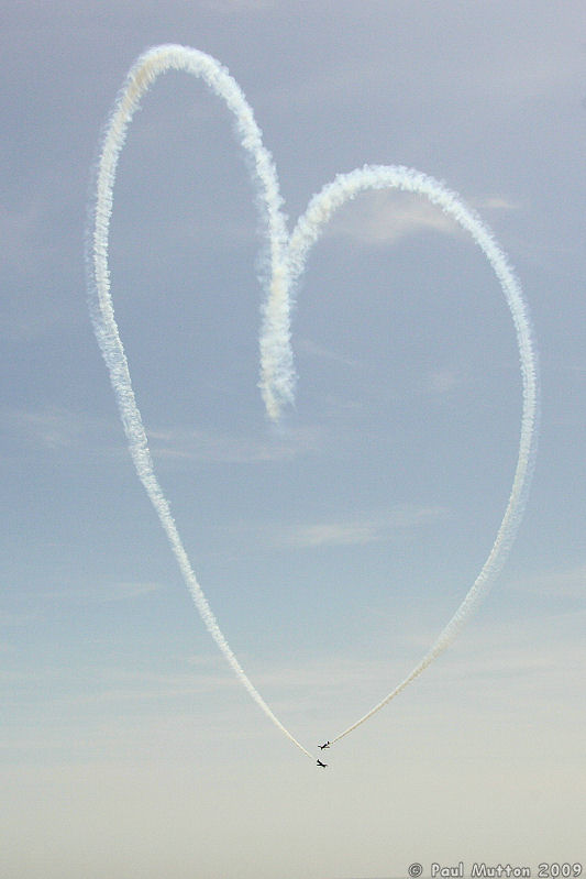  A8V7205 Air show smoke heart